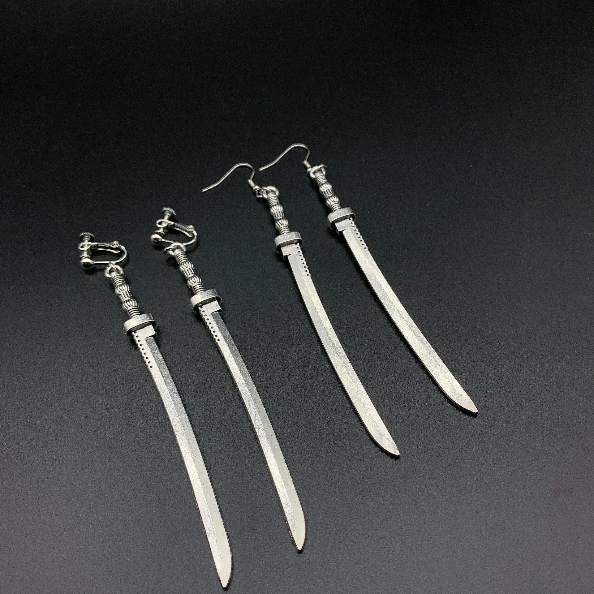 Панковская стальная аниме-тугрица с длинным ножом для ушей для мужчин и женщин, украшение, изысканные хип-хоп серьги Кореи.