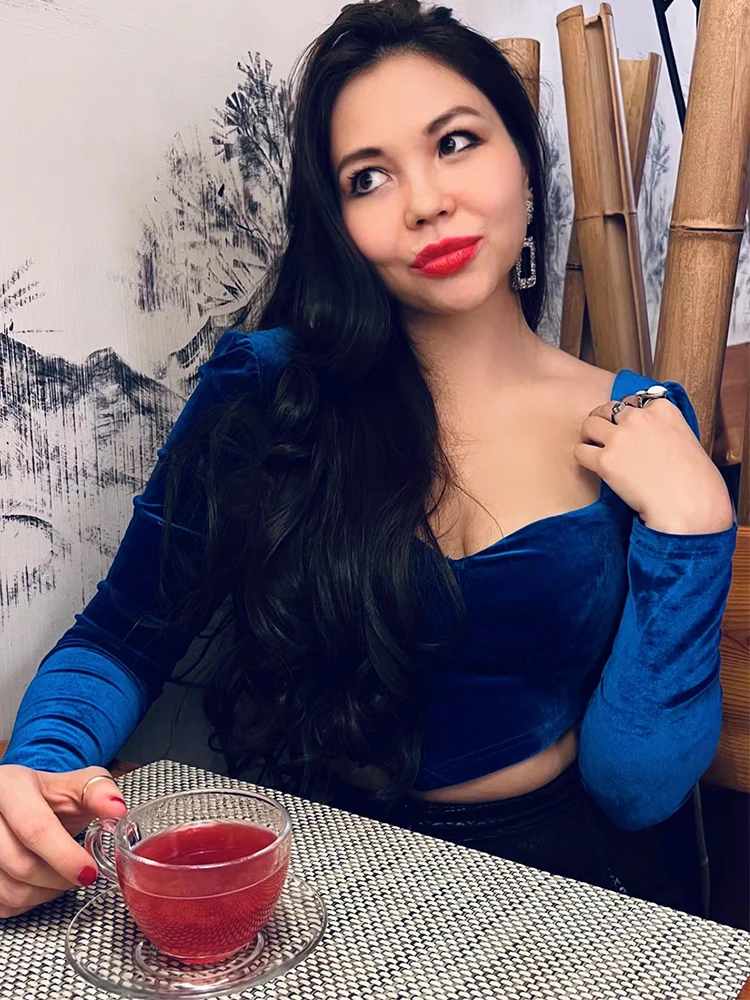 Кроп-топ женский бархатный с длинным рукавом и глубоким V-образным вырезом