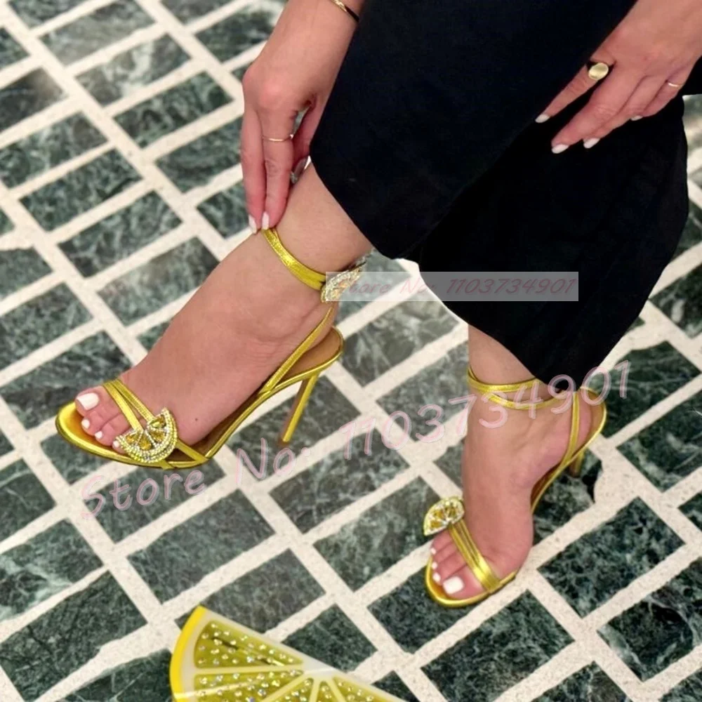 Золотые сандалии с лимонным перекрестным ремешком женские роскошные туфли из