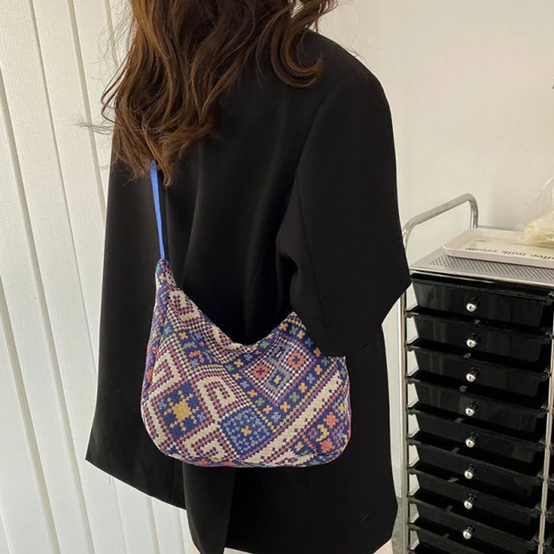 

Женская холщовая сумка-хобо с геометрическим узором