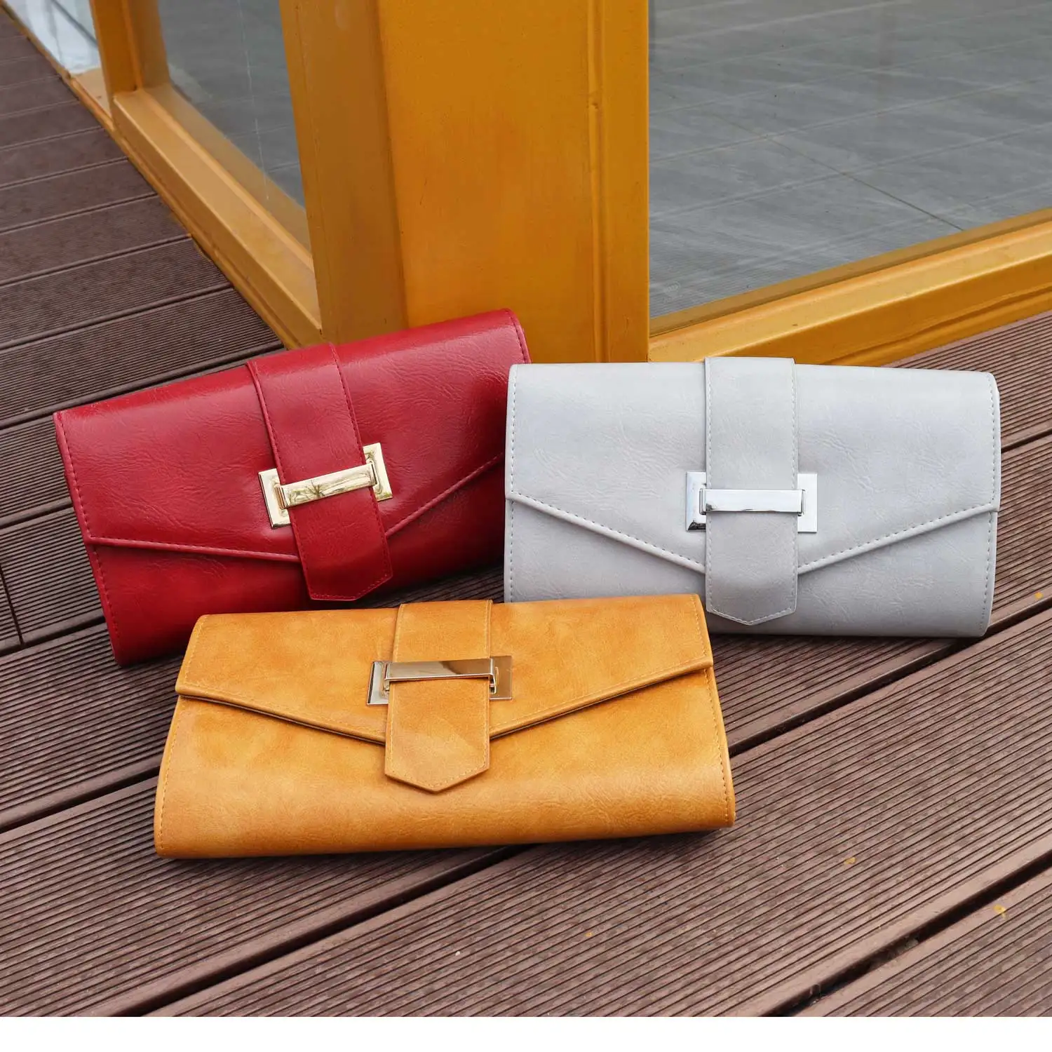 Классическая мягкая сумка-конверт из искусственной кожи с цепочкой серебро