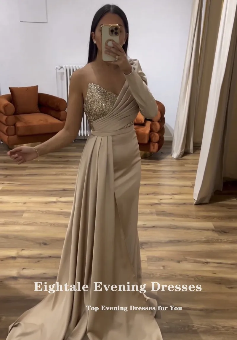 Платье вечернее атласное с длинным рукавом цвета шампанского