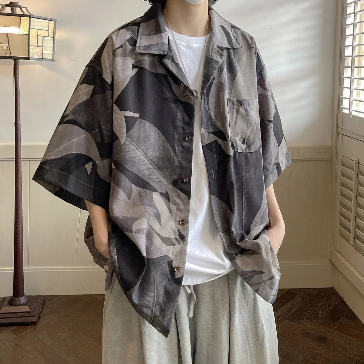 

Classic Print Men's Oversized Shirts Short Sleeve American Vintage Women Blouses Harajuku Fashion Male Cardigan Top