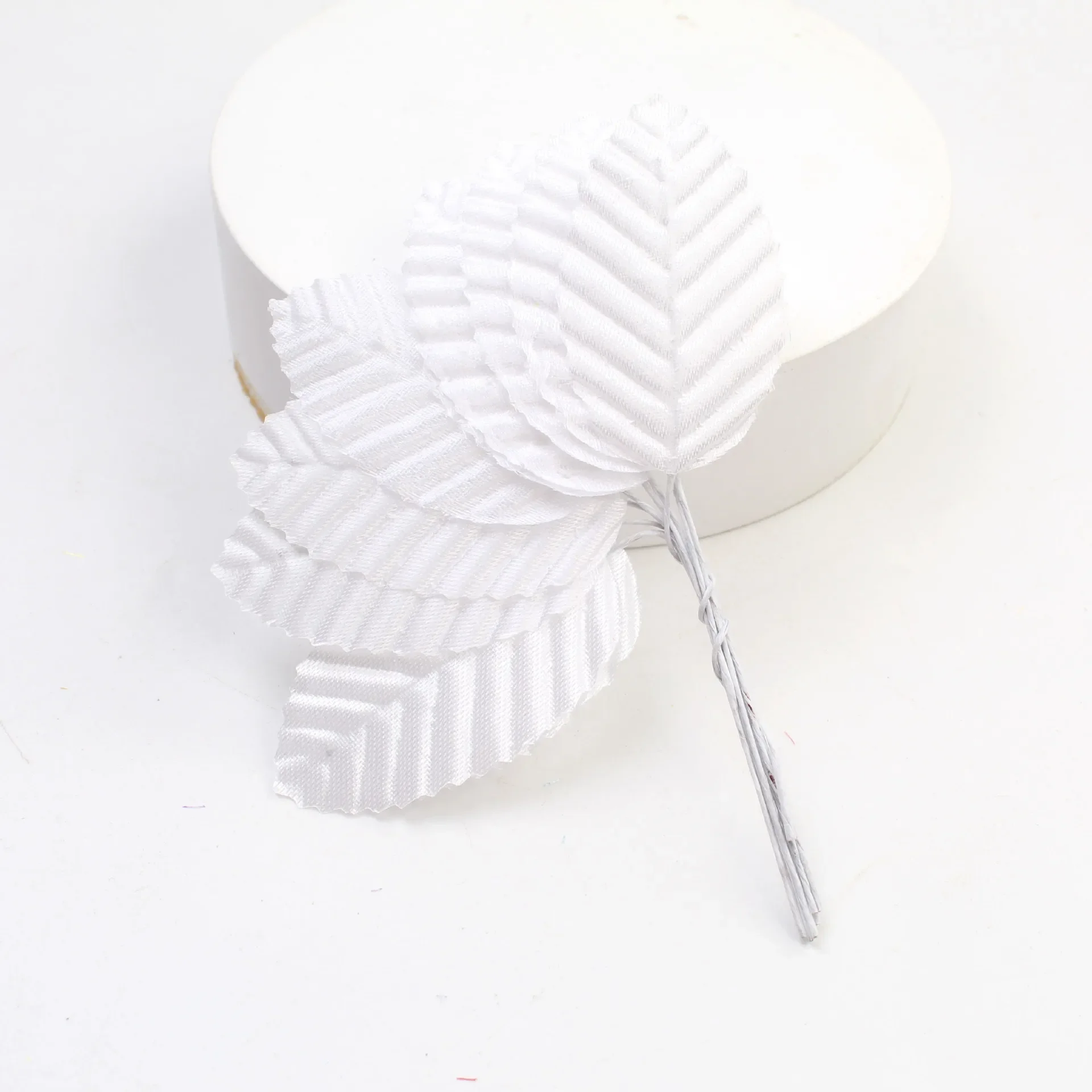 Искусственные шелковые листья зелёные 50 шт