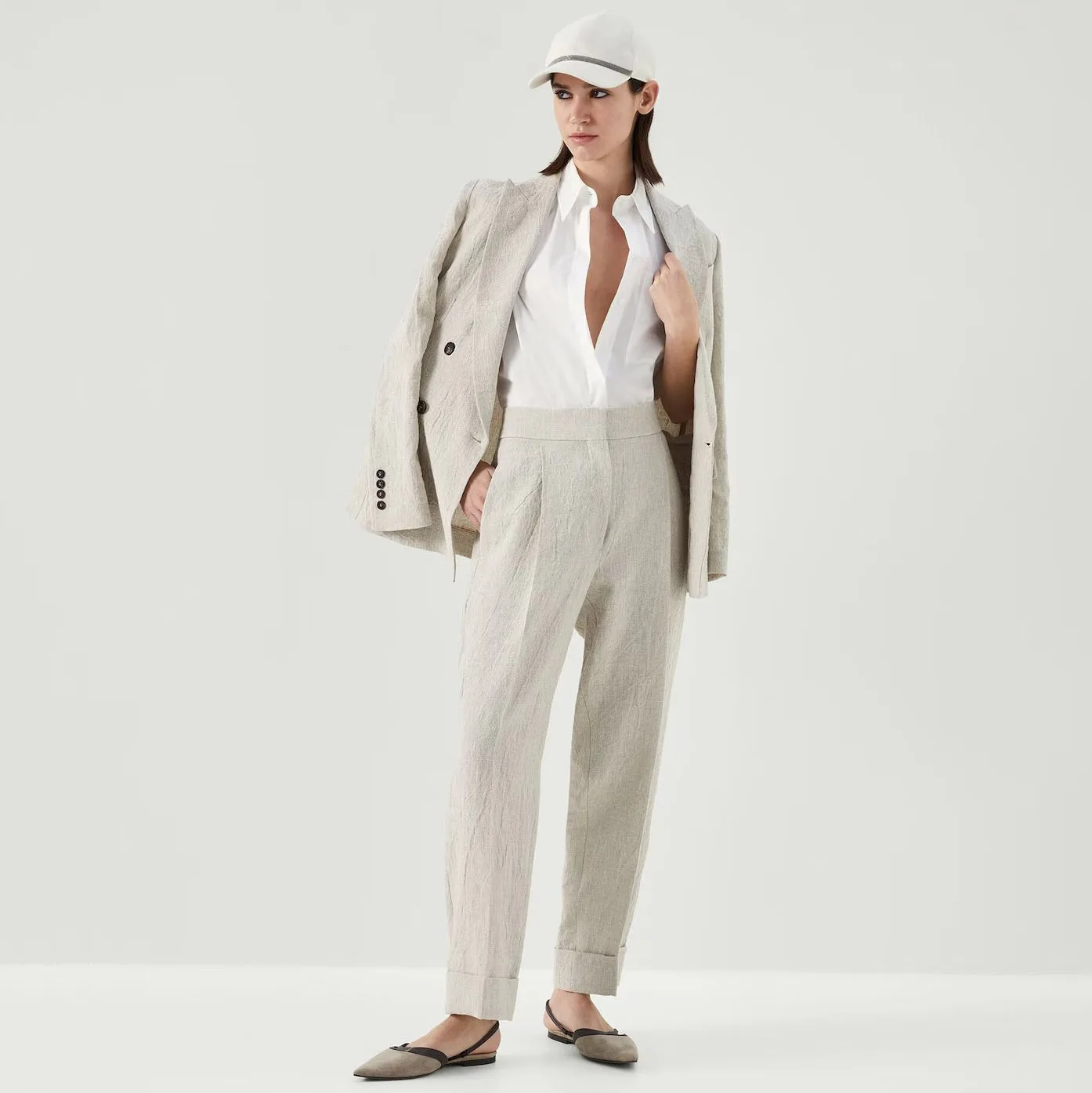 Женский льняной костюм в западном стиле