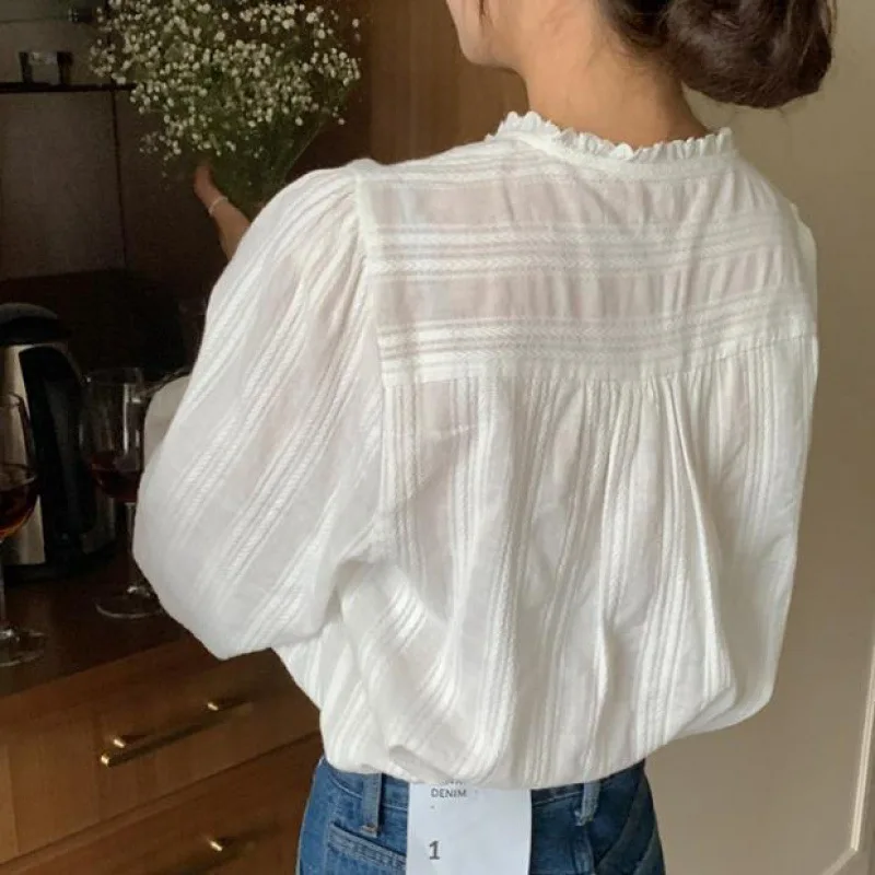 Блузка женская однобортная с пышными рукавами и круглым вырезом свободного