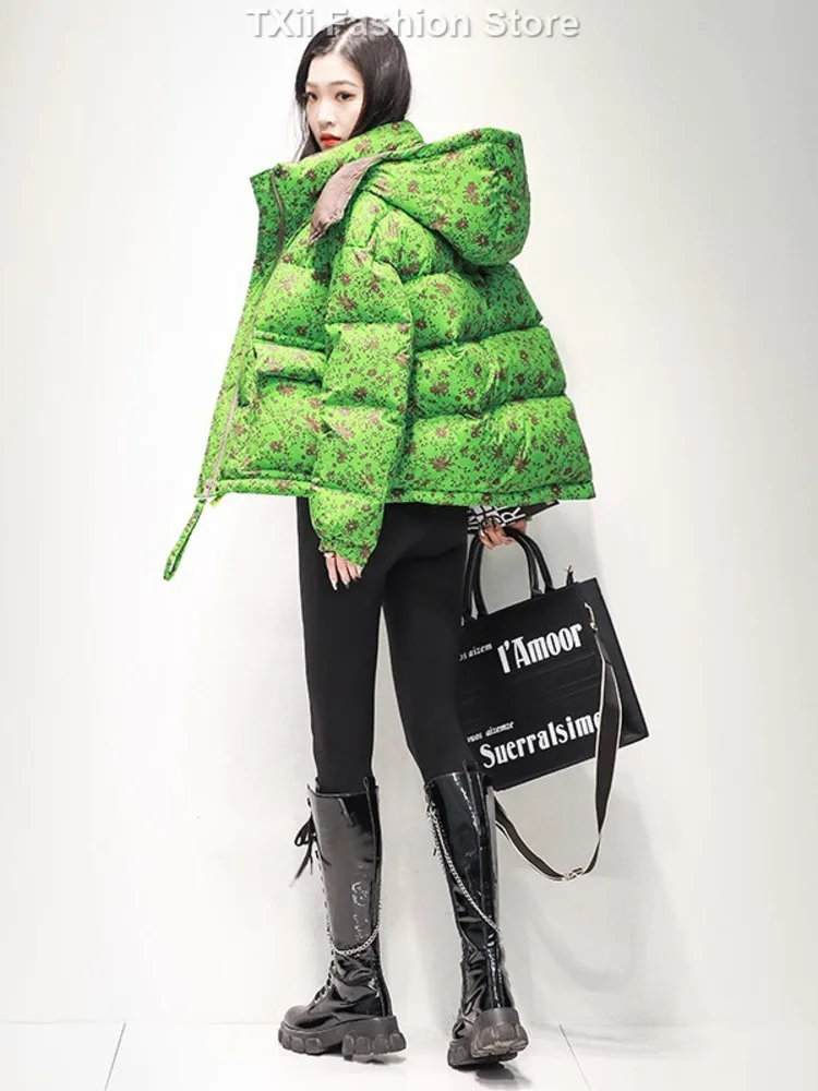 Женский пуховик с капюшоном и молнией