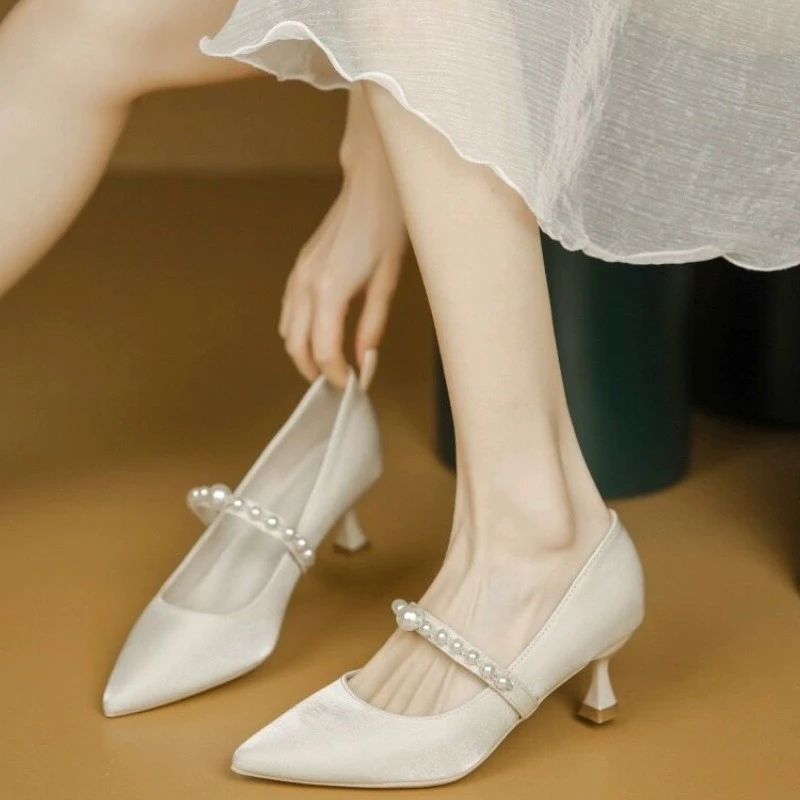

Новые Элегантные женские туфли с острым носком и украшением из жемчуга, привлекательная Банкетная однотонная модная женская обувь на высоком каблуке