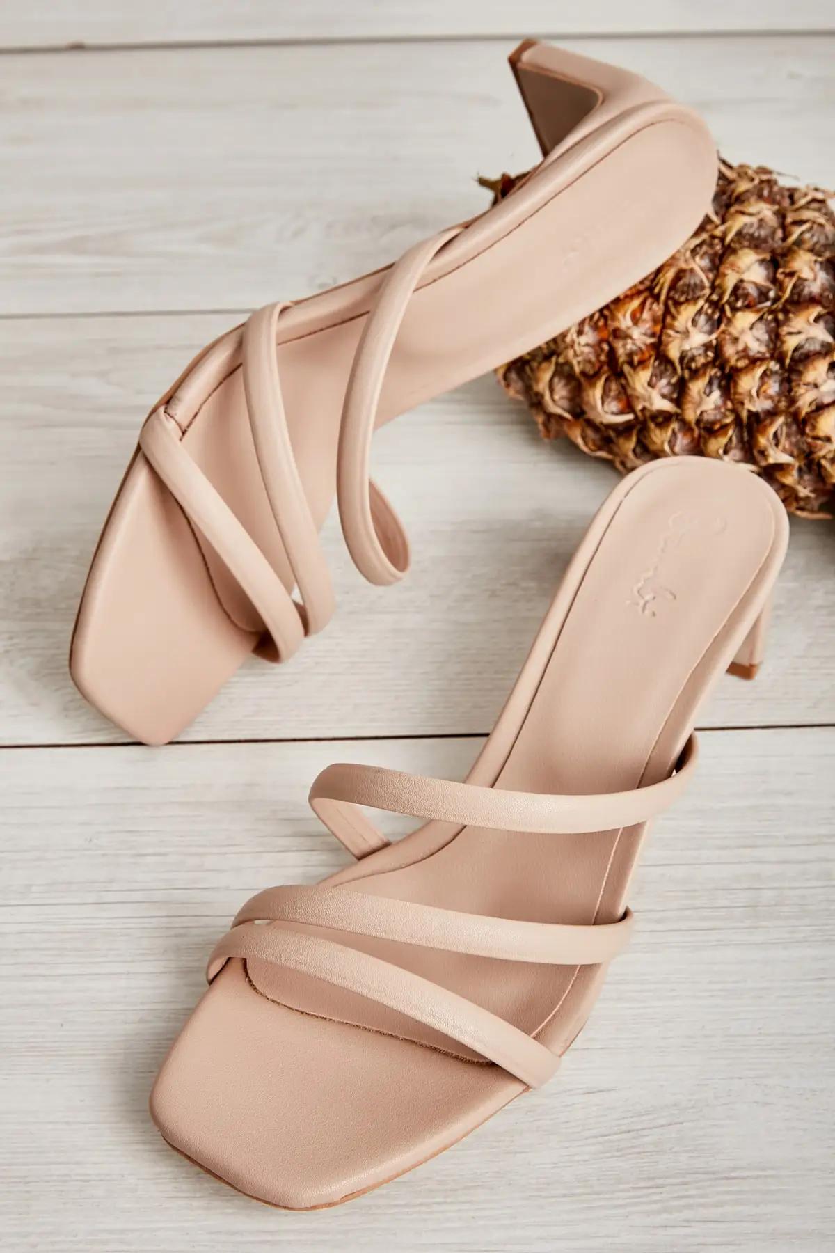 

Ten women slippers K04575000209