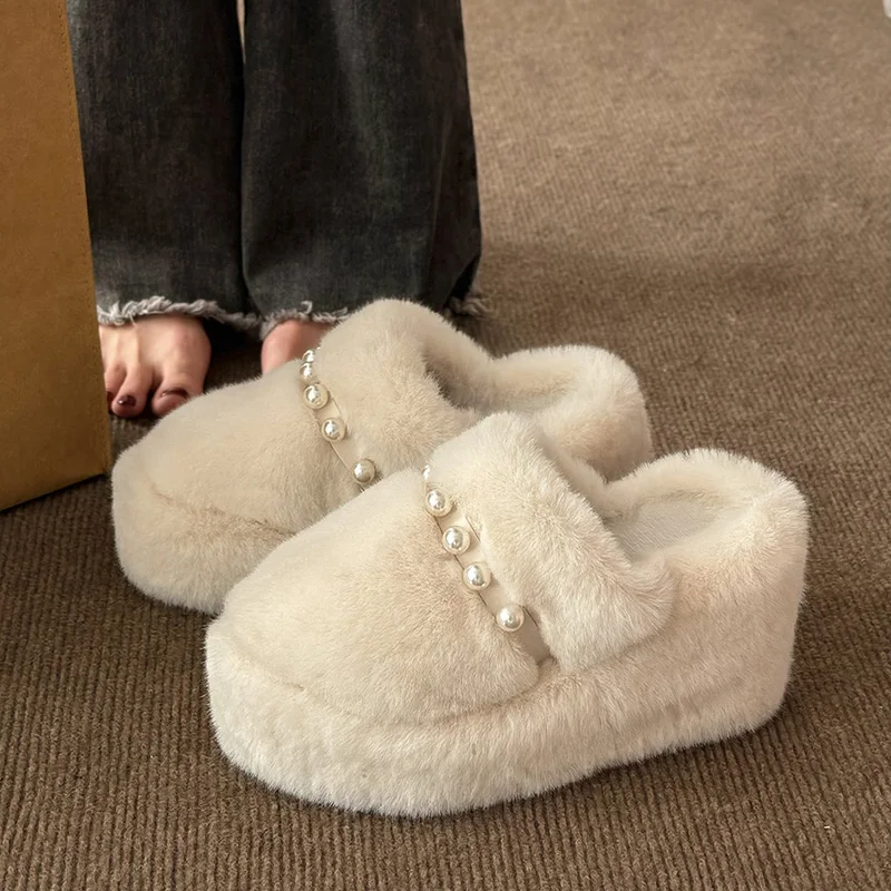 

Женские шлепанцы на танкетке, меховые шлепанцы на каблуке, мюли на платформе, из флока, с бусинами, новинка 2023, плюшевые высокие шлепанцы