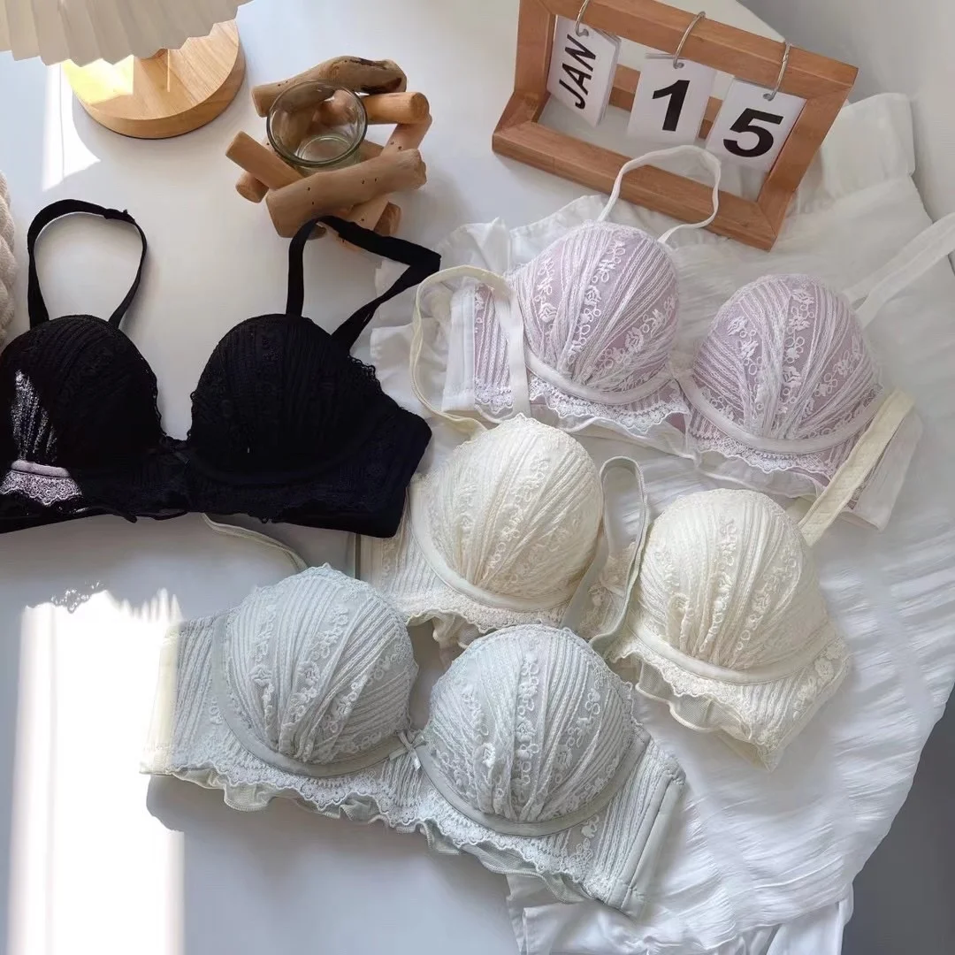 

An embroidered girl's special large underwear for hair generation, sweet small breasts and flat breasts. It doesn't sweat