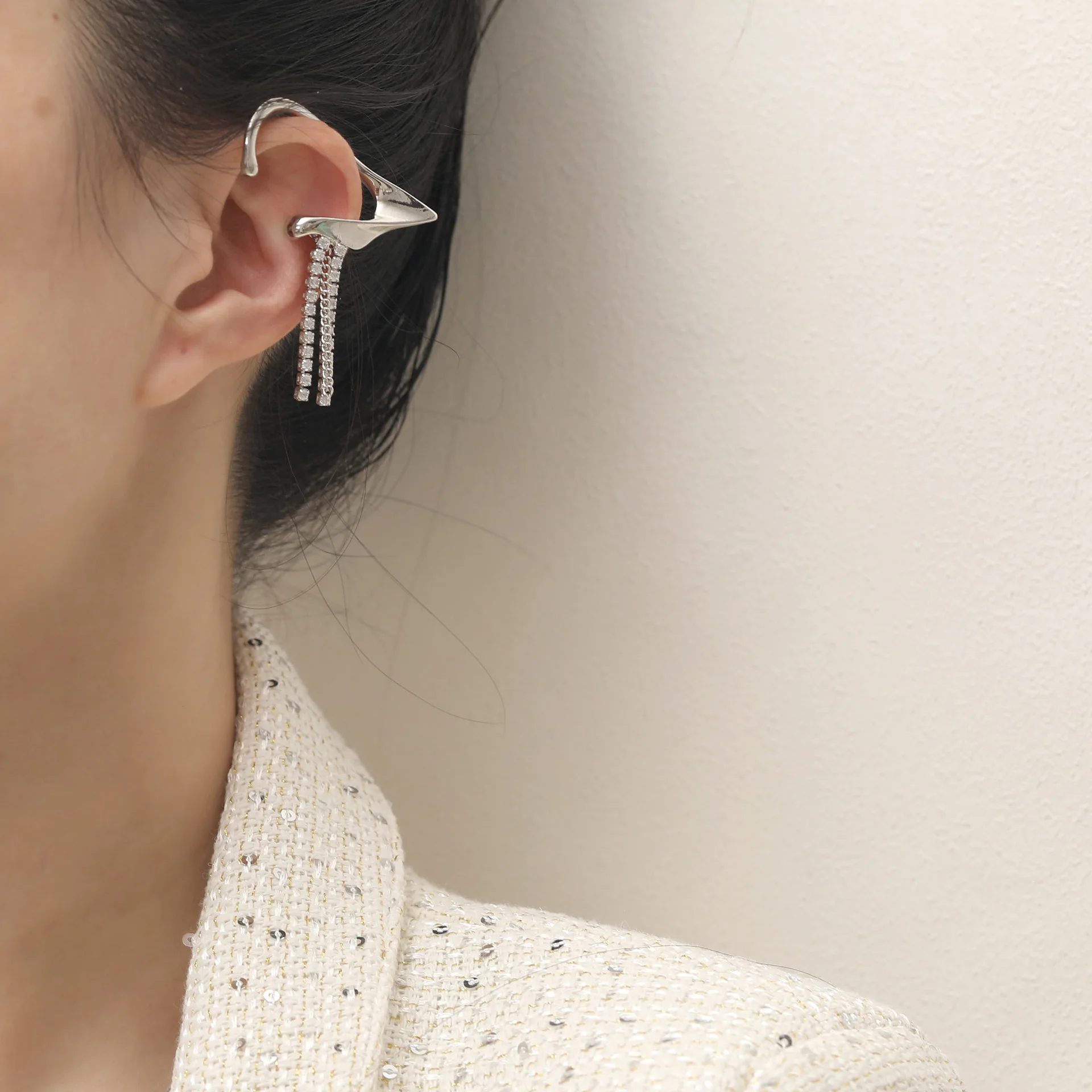 

2021 new pop mosquito repellent incense plate with no ear hole ear clip female fashion personality creative design advanced