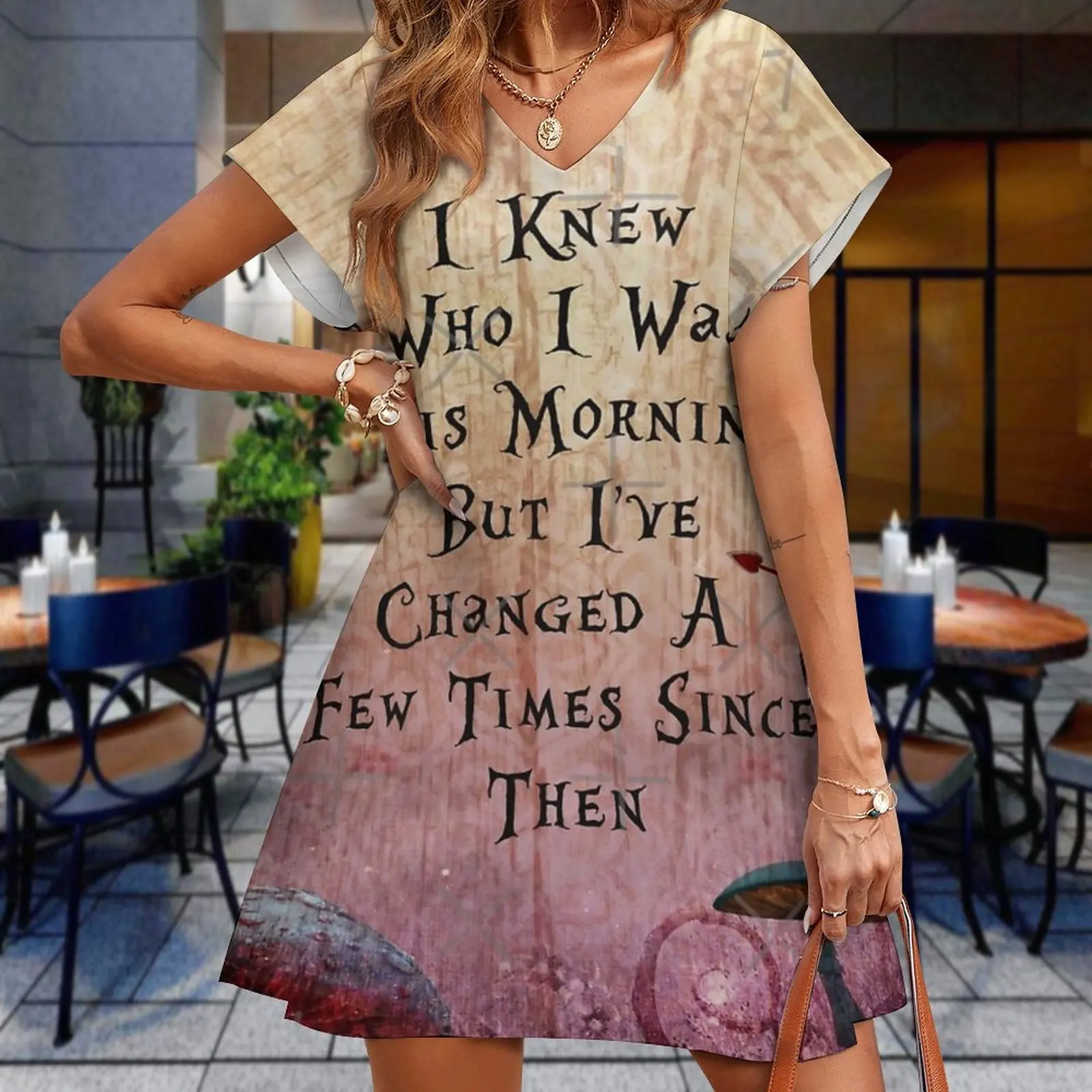 

Женское платье с V-образным вырезом и коротким рукавом