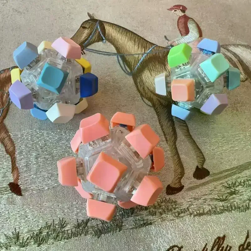 Фото Брелок-антистресс Keys Magic Ball Fidget с кнопками-клавишами, LED-подсветкой и колпачками для клавиатуры, для снятия стресса у взрослых, 12 шт. №3