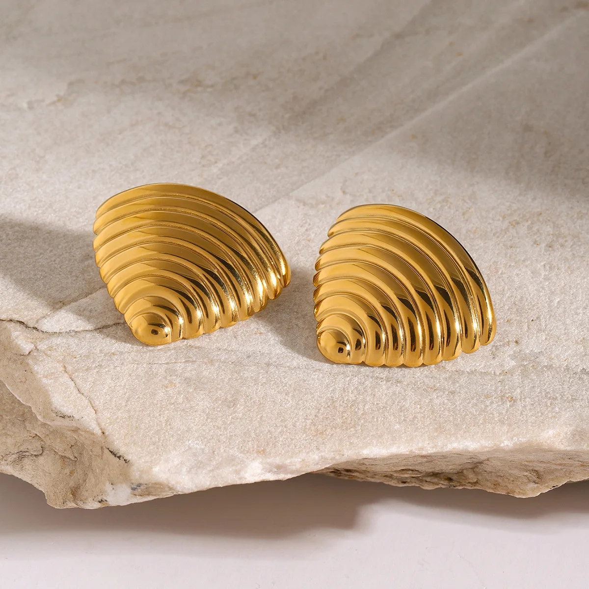 Позолоченные матовые водонепроницаемые треугольные серьги-гвоздики из