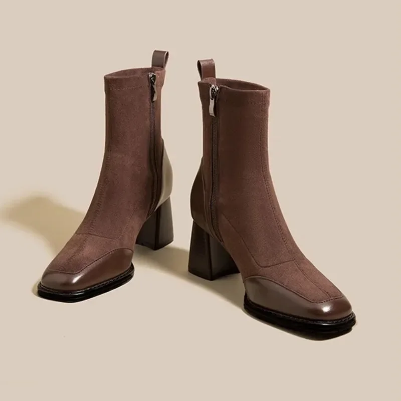 Модные короткие сапоги на толстом каблуке новинка зимы 2024 замшевые с квадратным