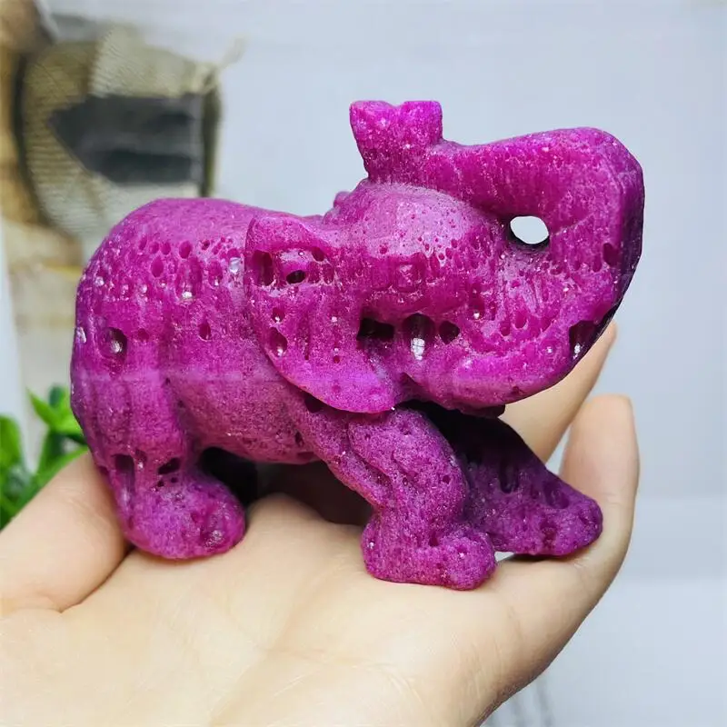 

Рубиновая статуэтка слона из кристаллов