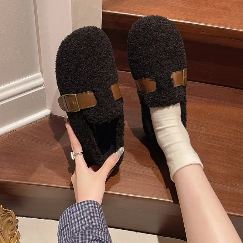 Зимние теплые плюшевые сабо женские меховые тапочки с одним ремешком уютная