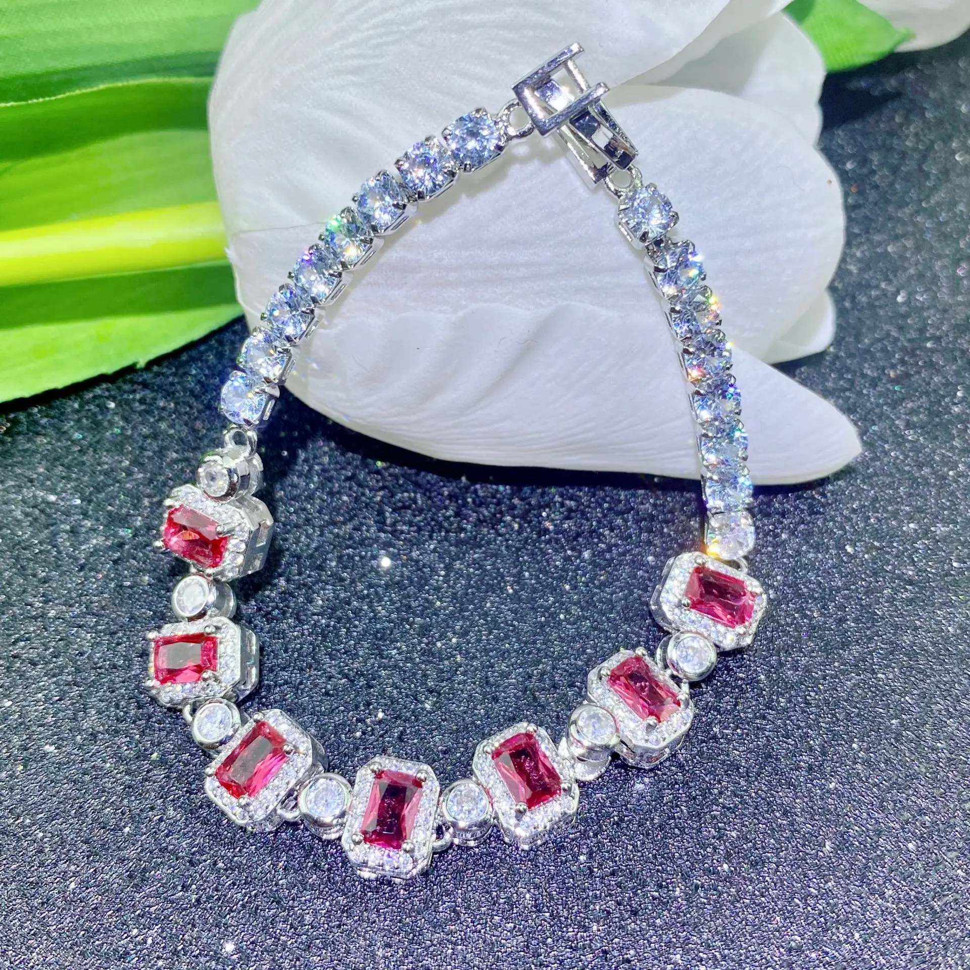 

Женский браслет из серебра 925 пробы с блестящим красным Цирконом