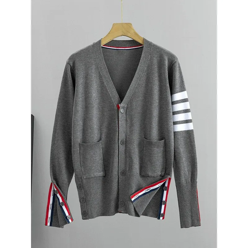 Женский свитер с V-образным вырезом