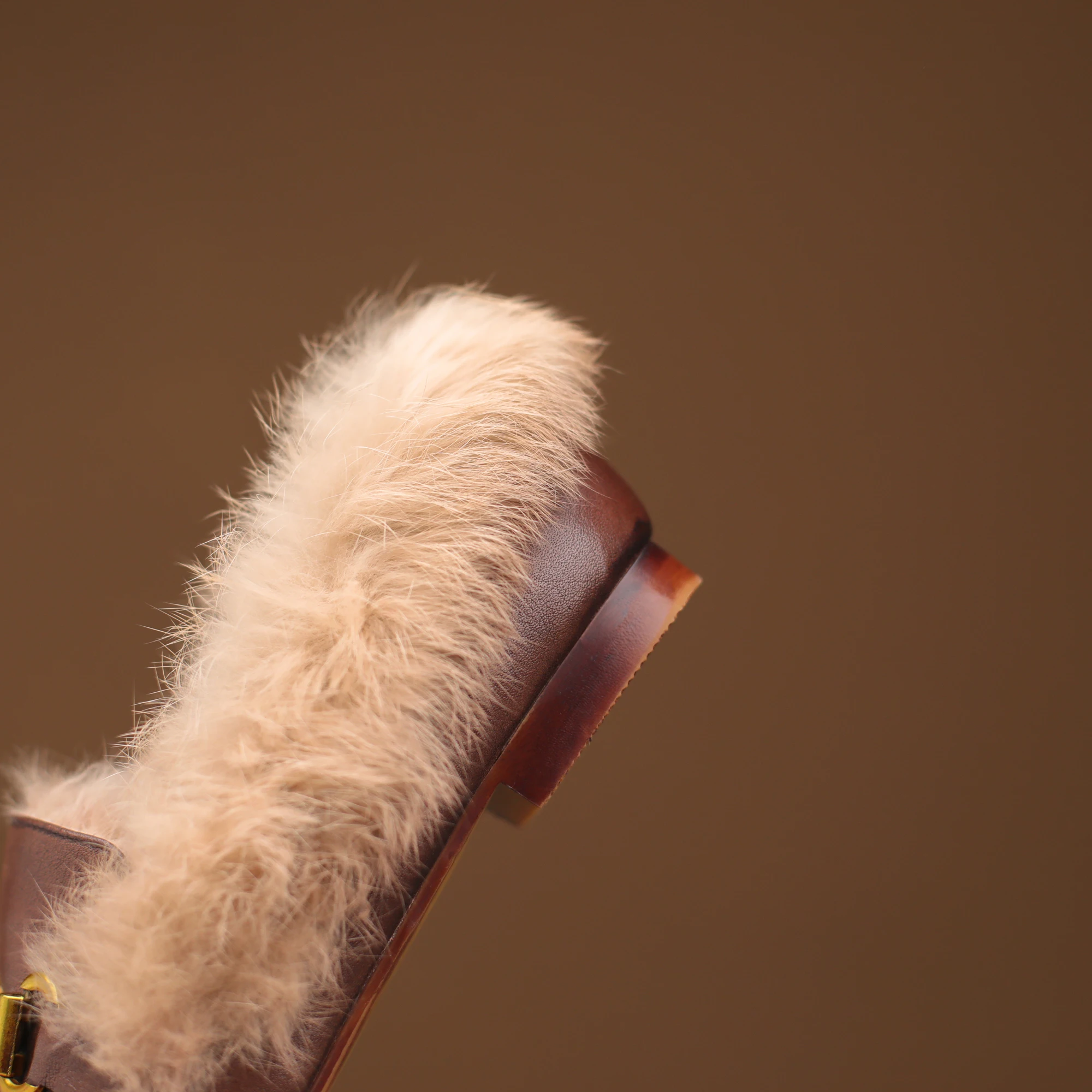 Женские кожаные сабо с миндальным носком на меховой подкладке золотистые лоферы