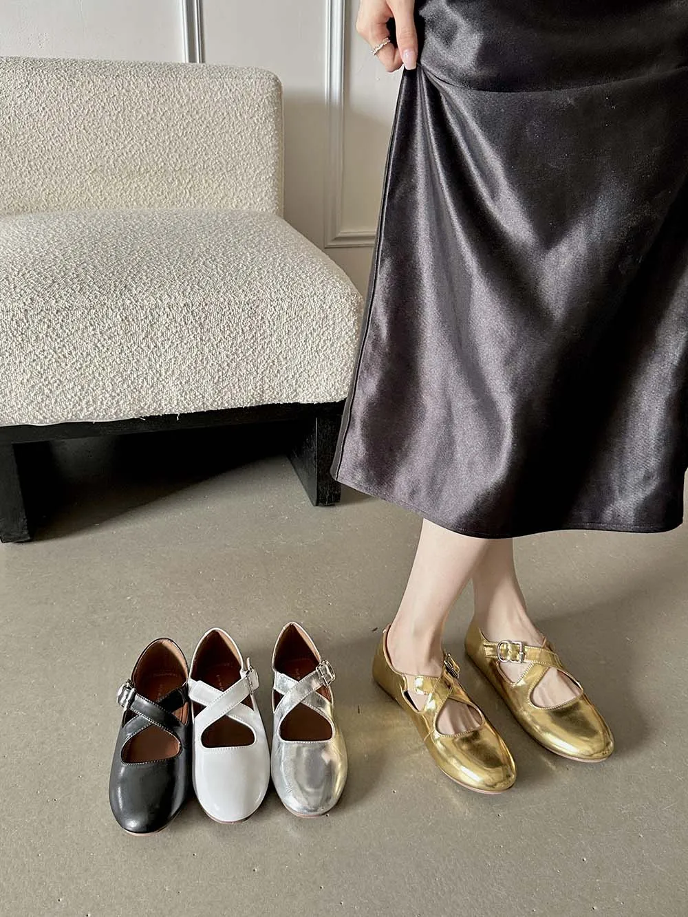 Женские лоферы с круглым носком на плоской подошве перекрестными ремешками без