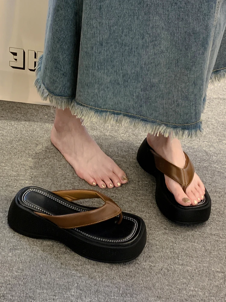 

Модные Повседневные шлепанцы, пляжные тапочки, женские летние шлепанцы, новинка 2023, обувь с толстой подошвой и зажимом, высота стопы