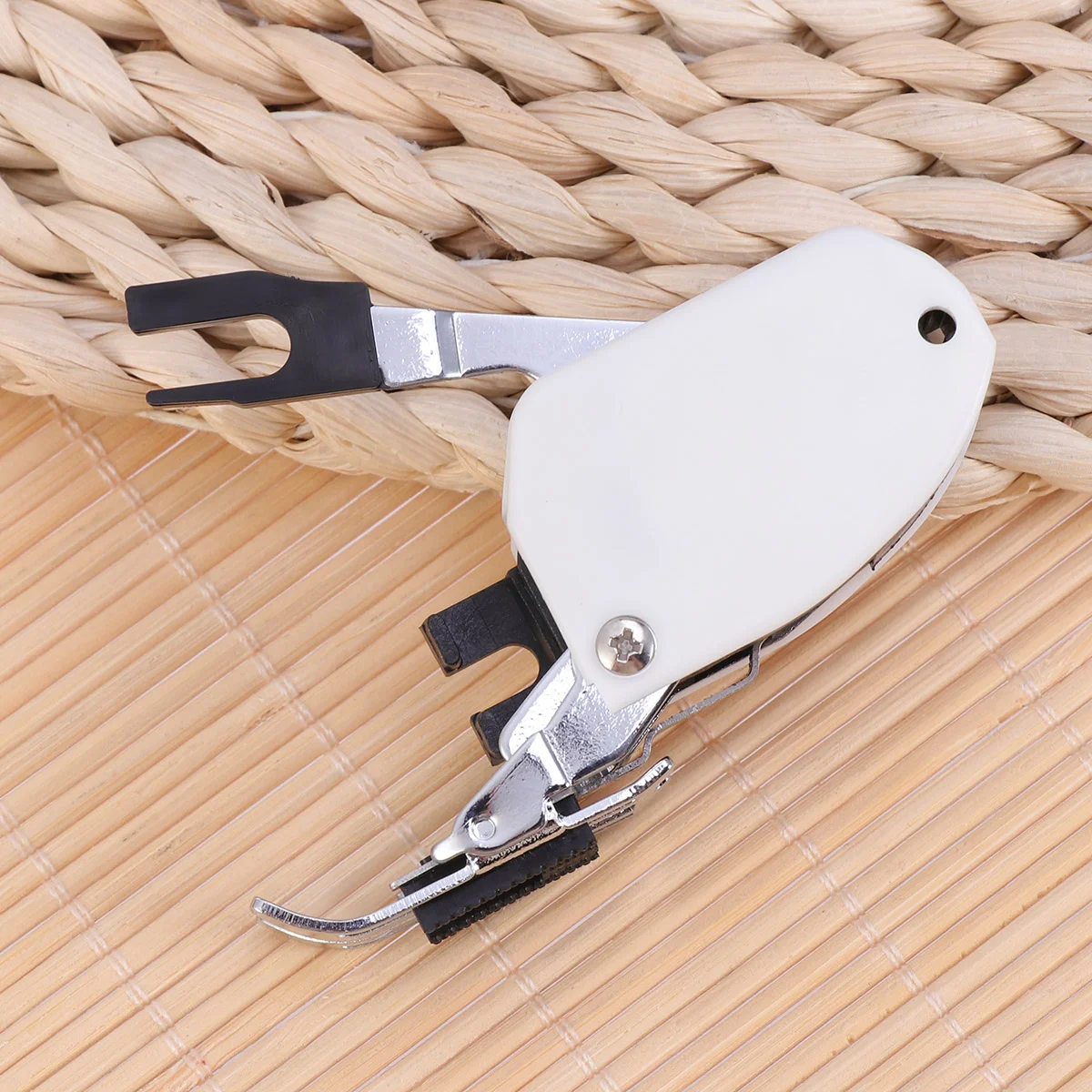 Завинчивающаяся прогулочная лапка для швейной машины с направляющей одеяла