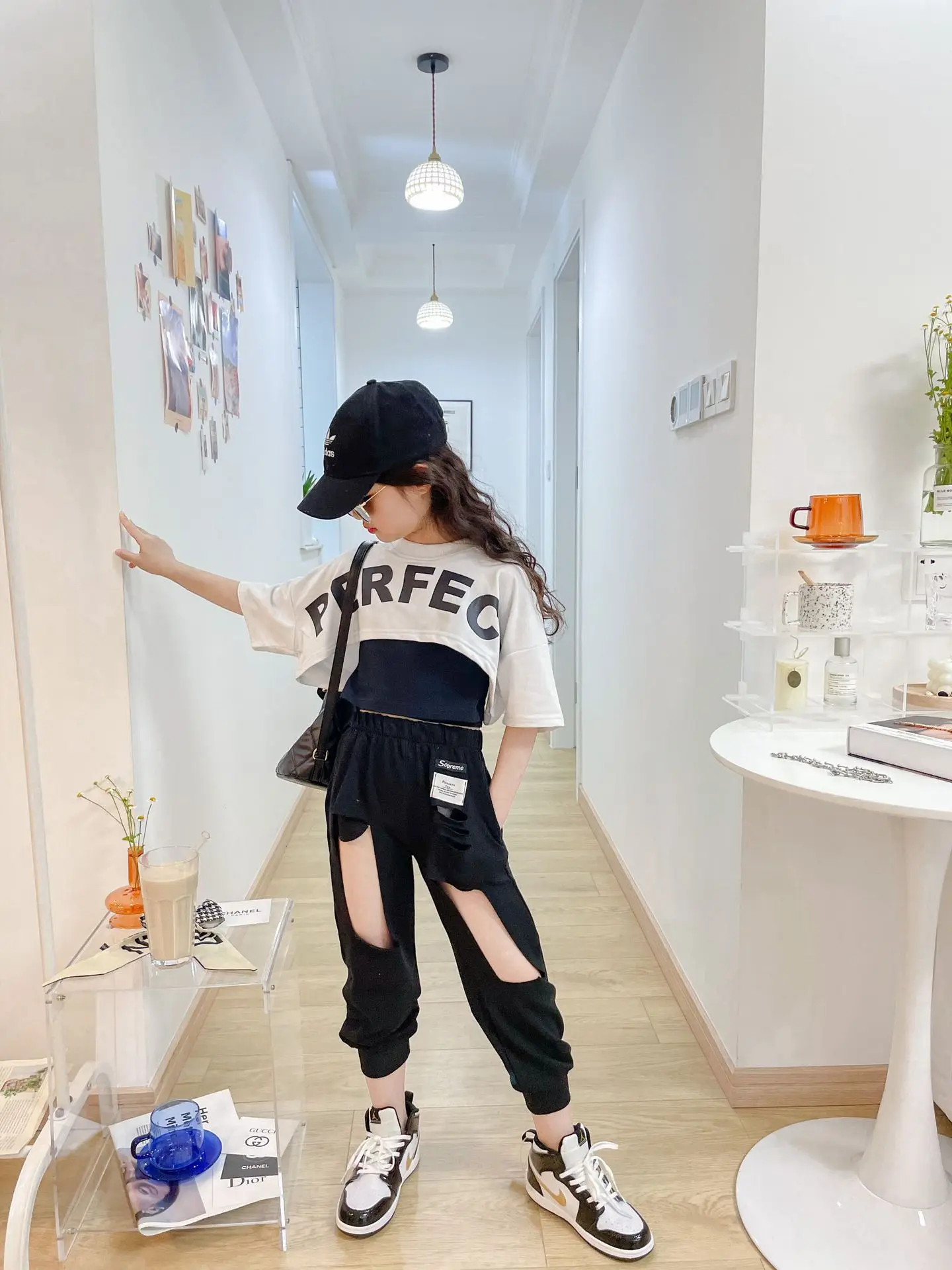 Комплект одежды с рваными штанами для девочек Новинка 2022 года Модные