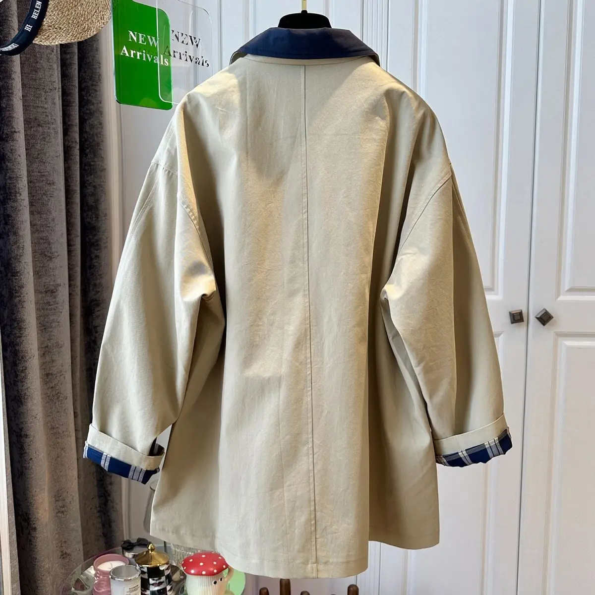 Женский тренч средней длины с воротником в британском стиле контрастного цвета