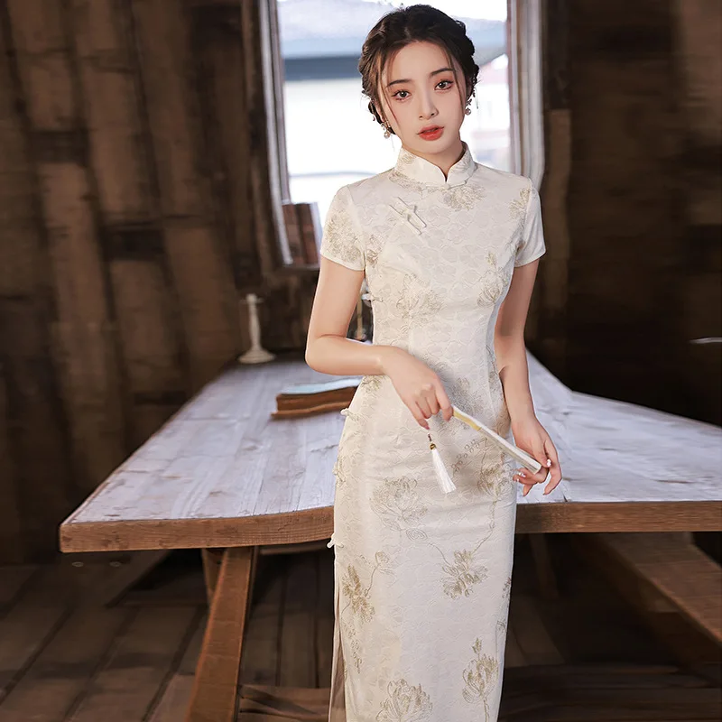 Cheongsam de encaje blanco de manga corta para mujer, vestido tradicional Vintage, disfraces de espectáculo, bata de Qipao bordada delgada, 2022