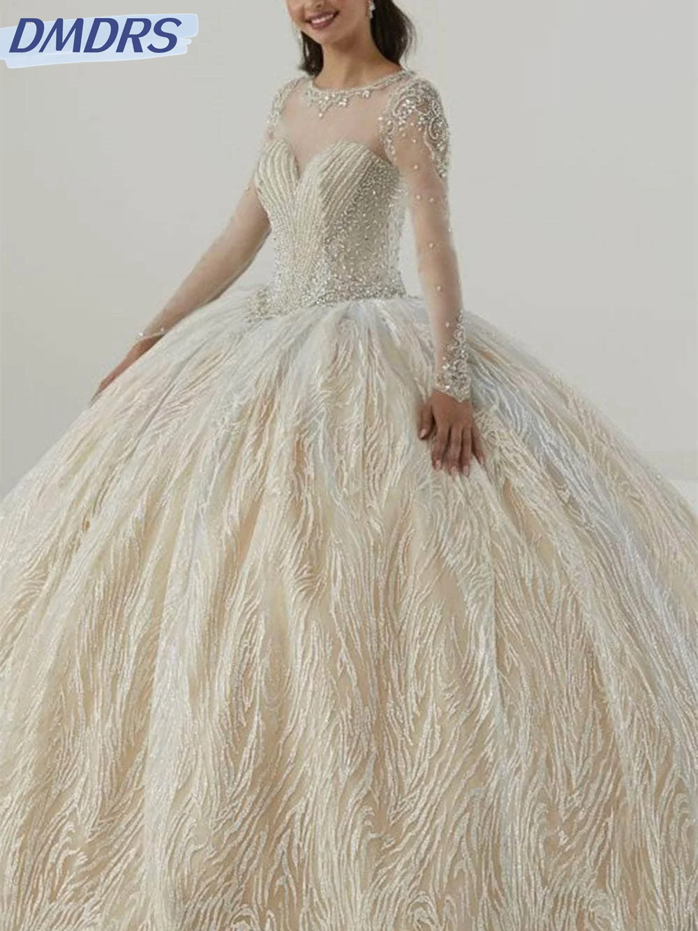 Блестящее женское платье с длинным рукавом