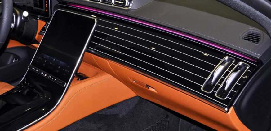 Фото Обновления для S-Class W223 S400 S450: декоративные накладки на двери и приборную панель S680 с новой отделкой в стиле лакированного дерева. №2