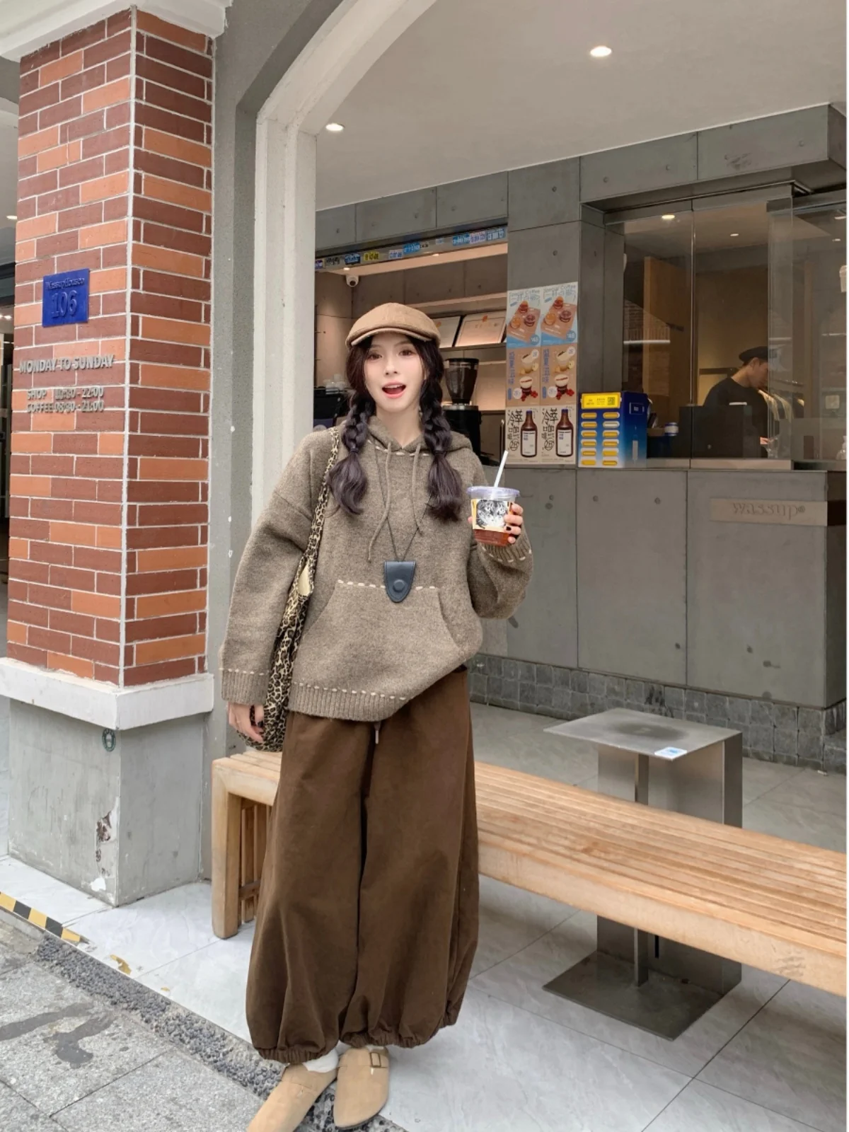 Мягкий клейкий свитер с капюшоном и открытой линией женский осенний 2024 новый