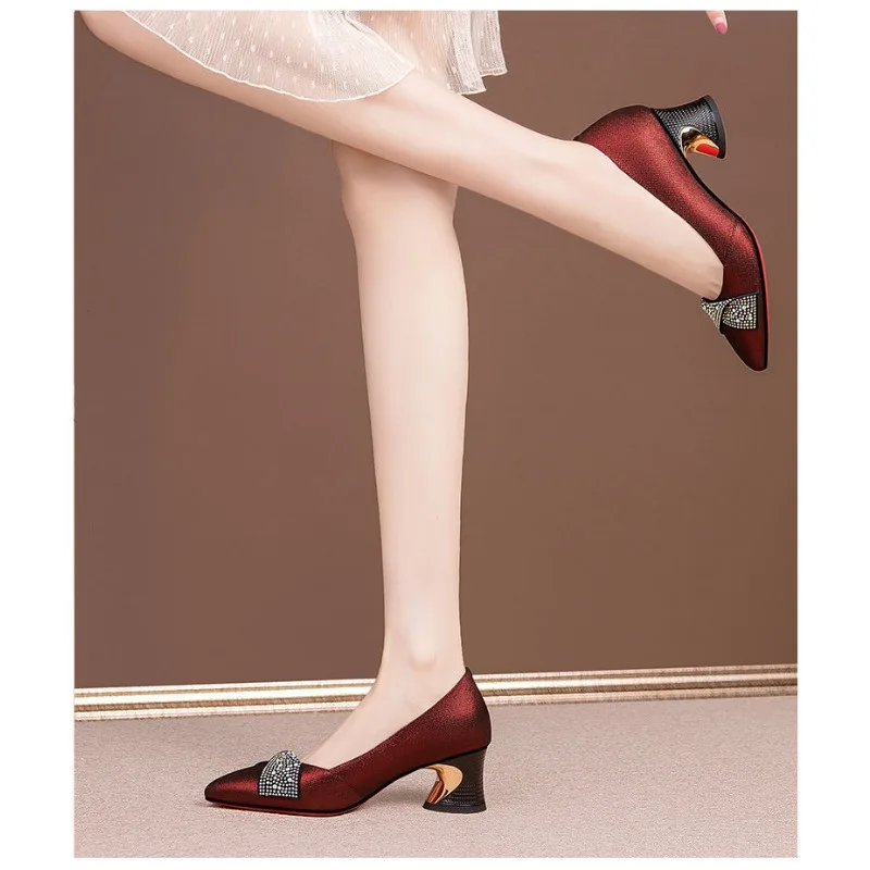 Женские туфли на массивном среднем каблуке с острым носком