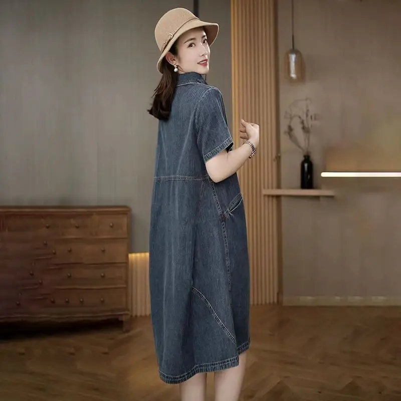 Женское свободное джинсовое платье до колен модель Лето 2024 года