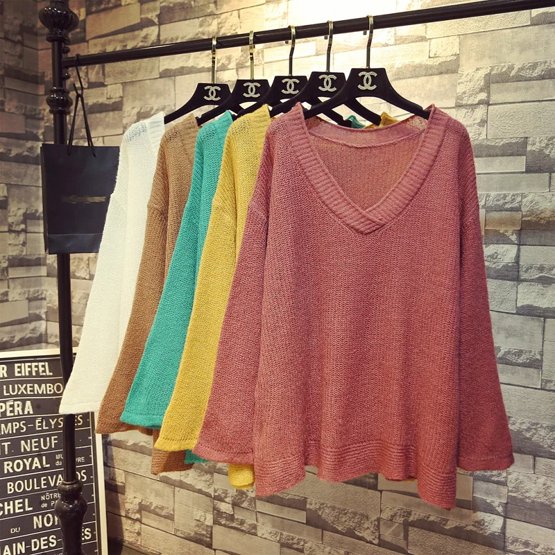 

Свободный женский мохеровый пуловер с V-образным вырезом