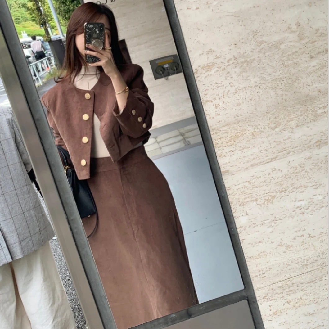 Короткая вельветовая куртка с лацканами в винтажном дизайне украшенная металлом