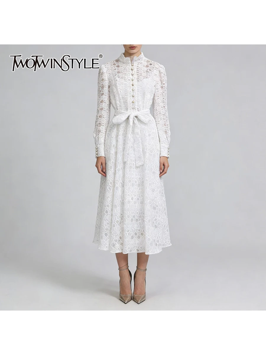 Фото Женское минималистичное платье TWOTWINSTYLE с прозрачными вставками и волнообразным узором, круглым вырезом, длинными рукавами и пуговицами в стиле пэчворк №1