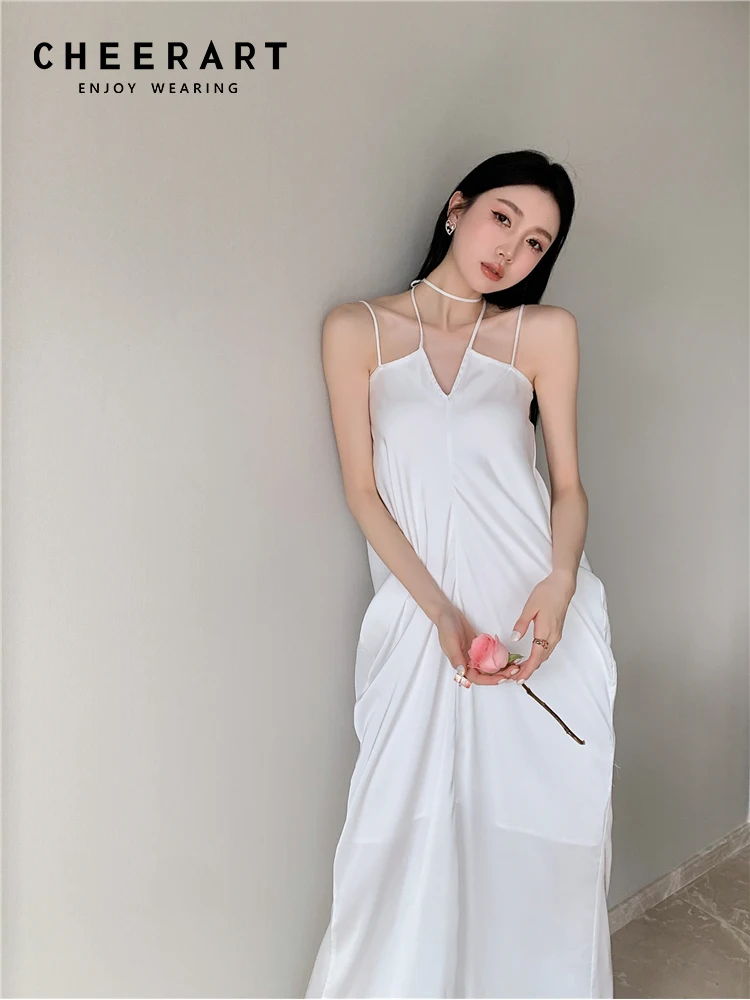 

CHEERART, минимализм, Белое Атласное длинное летнее платье, женское 2023 платье с открытой спиной и лямкой на шее, длинное скользящее солнцезащитное платье, одежда