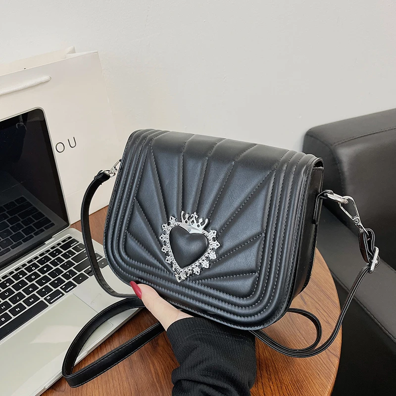 

Designer Saddle Women Handbag Heart Love Rivet Design Luxury Shoulder Messenger Bag Fashion PU Leather Ladies Bag Bolsos Small