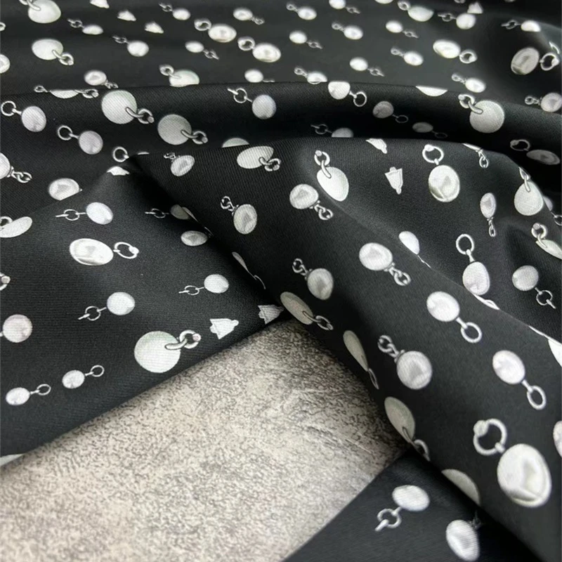 Модная новинка Европейский чёрный низ жемчужный кулон принт саржевая шелковая