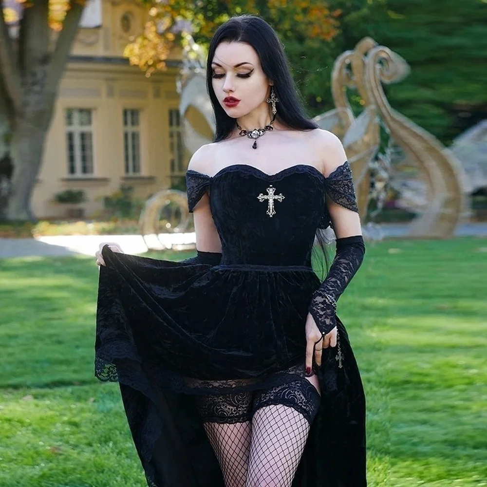 Женское платье с открытыми плечами черное бархатное кружевной отделкой