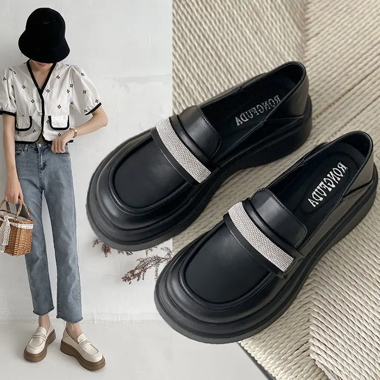 

Туфли женские с круглым носком, лоферы на платформе, без застежки, на меху, оксфорды, повседневные кроссовки, украшенные стразами, в британск...