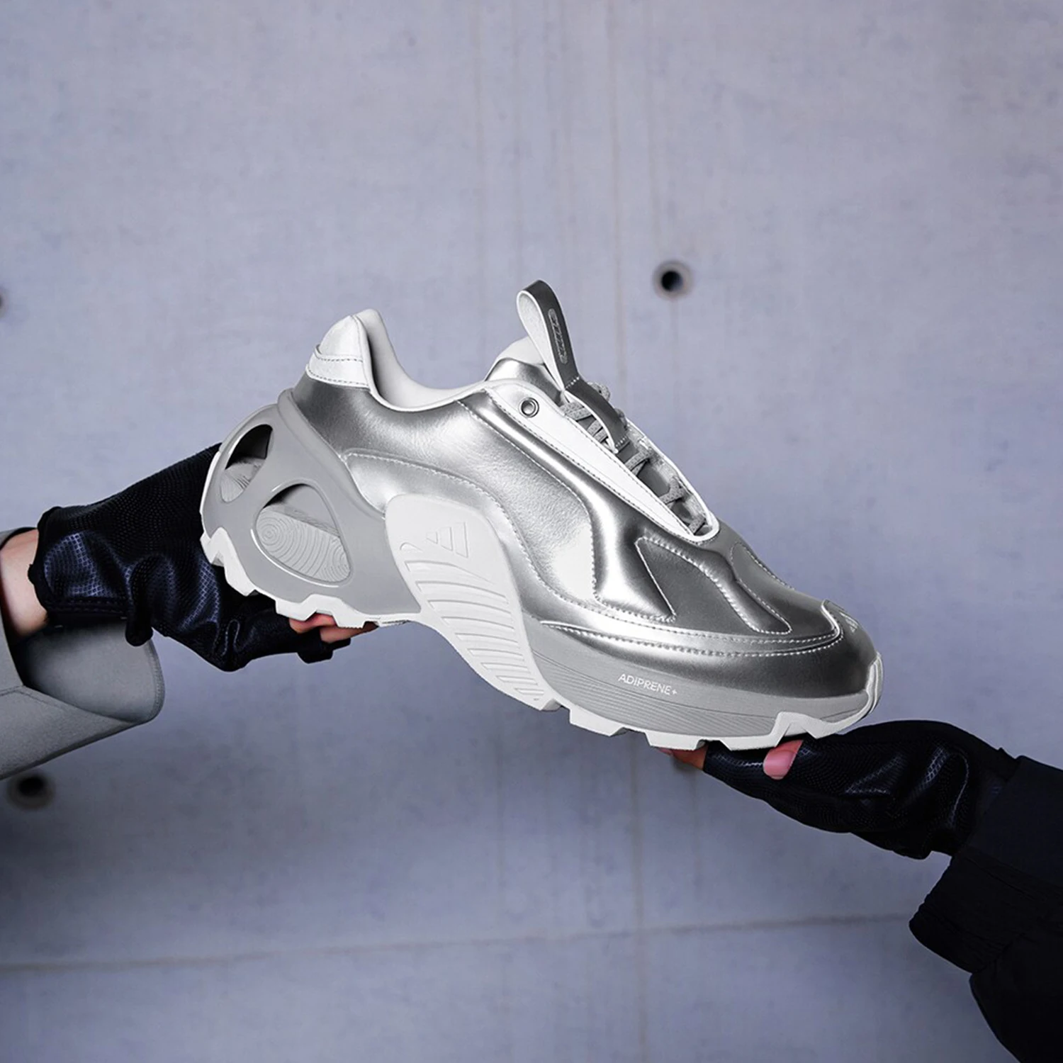 Фото Оригинальные мужские и женские кроссовки Adidas WONDER RUNNER на толстой подошве JQ7513 №1