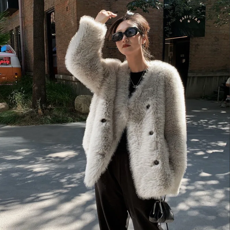The new V-neck in winter shows a thin fluffy fur coat temperament woman