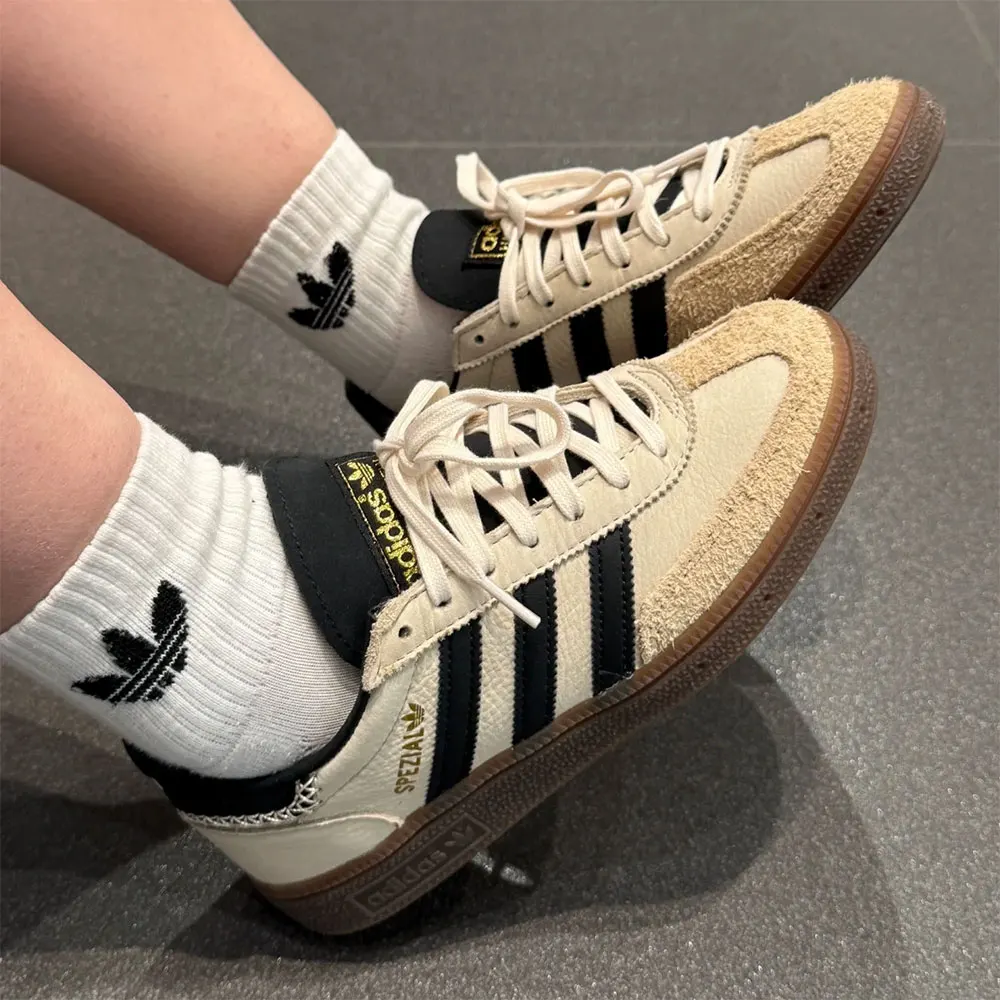 Фото Женские белые низкие кроссовки adidas Originals HANDBALL SPEZIAL с закругленным носком для комфорта и тепла IE3698 №1