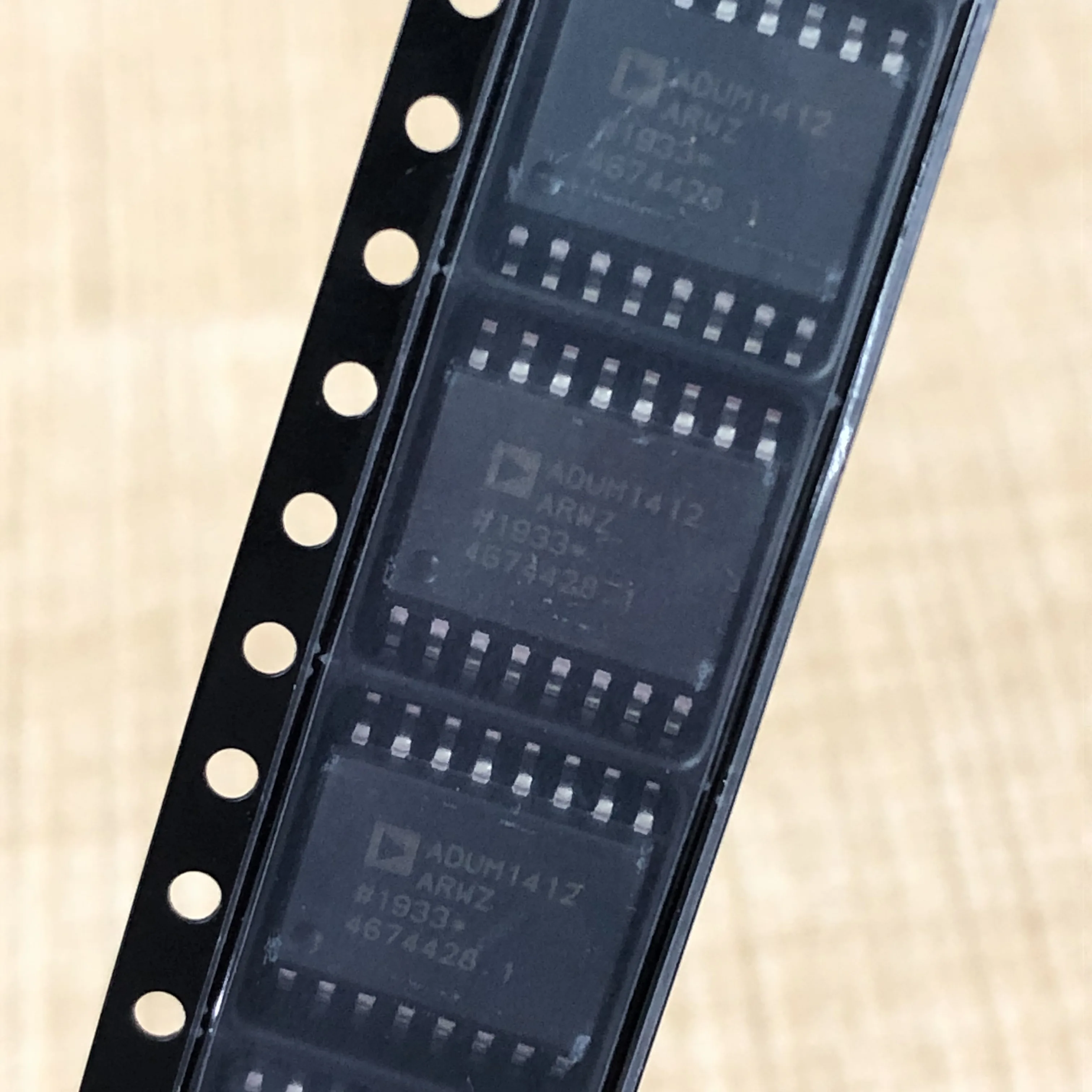 

ADUM1412ARWZ SOIC-16 Digital isolator, four-way, 4-channel, 65ns, 2.7V, 5.5V new original stock