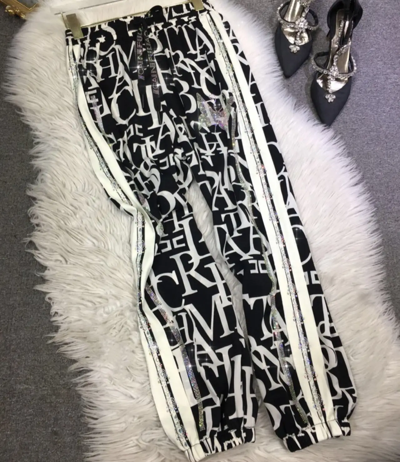 

Уличная одежда, женские укороченные брюки, сезон весна-лето 2023, черные и белые спортивные брюки из шифона с ремешком на щиколотке