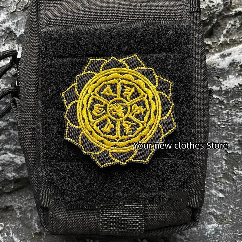 Черная вышитая нашивка в виде цветка лотоса патч Ом Мани Падме ХУМ тактический